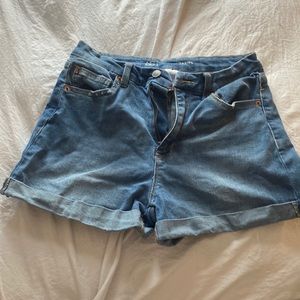 Skinny jean shorts light wash